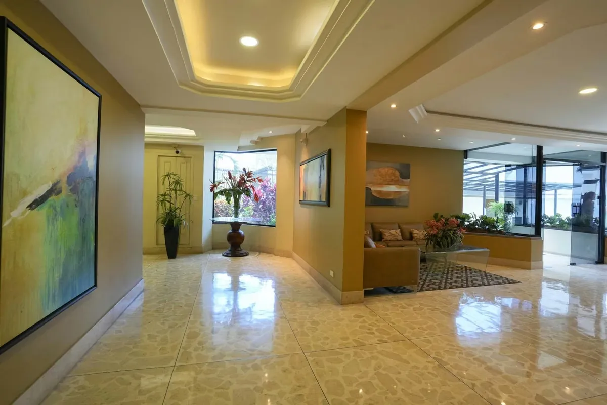 Este hermoso apartamento, con vistas inigualables a las canchas de golf del Costa Rica Country Club en Escazú, puede ser tuyo.