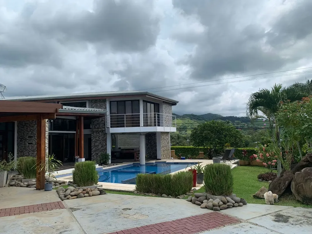Casa en venta en Atenas, con piscina en comunidad cerrada, estilo moderno