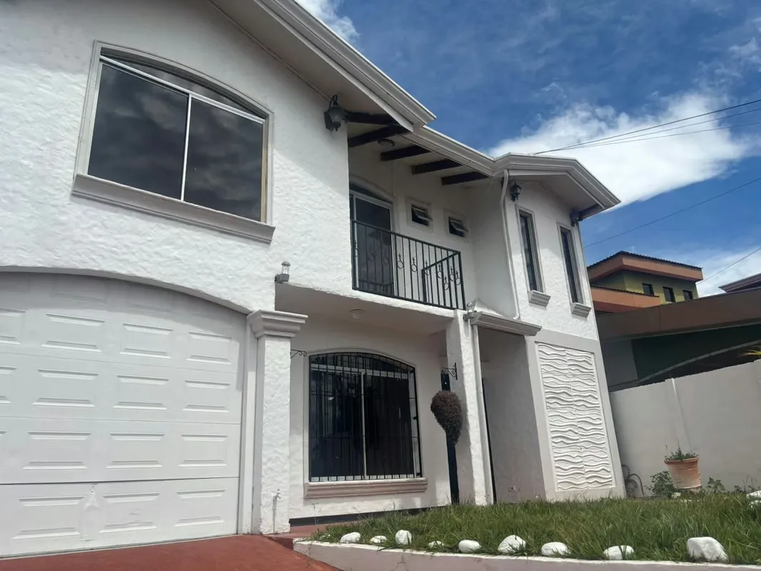 Casa en Venta en Grecia, Cerca del Centro, Amplias Terrazas y Jardín Interno con Vistas
