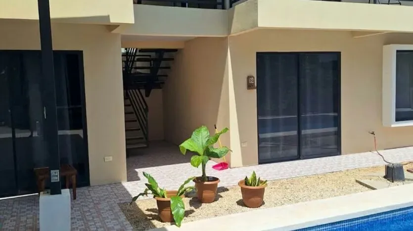 Descubra una oportunidad excepcional con este exclusivo proyecto de cuatro apartamentos, ubicado a solo cinco minutos de San Juanillo. Diseñado estratégicamente para ...