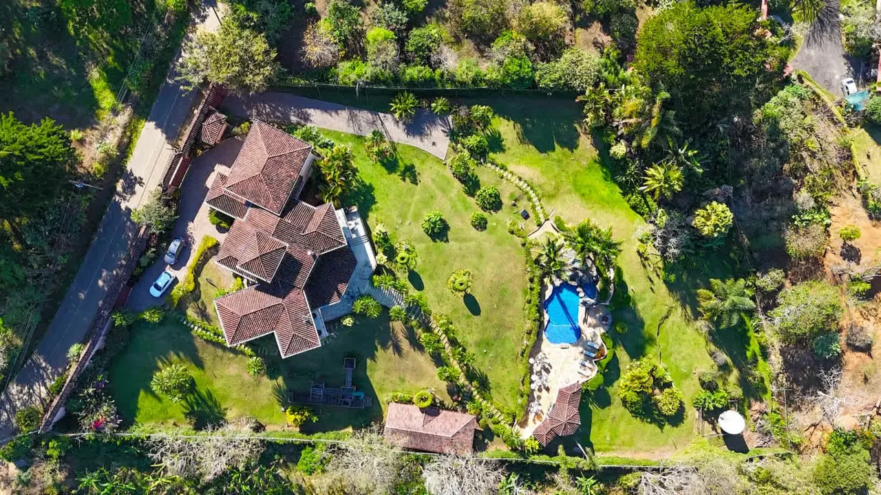 Se vende Casa de lujo en San Antonio de Escazú (AD).