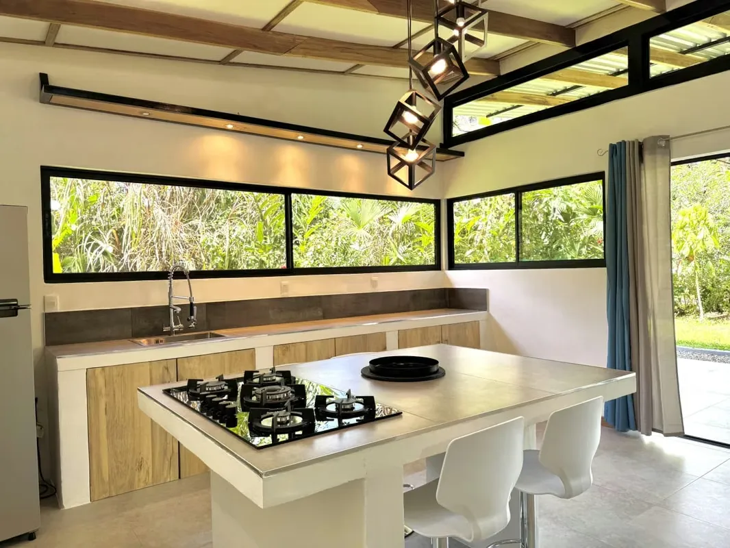 Casa Equipada en Venta a 300 Metros de Playa Grande, Cahuita