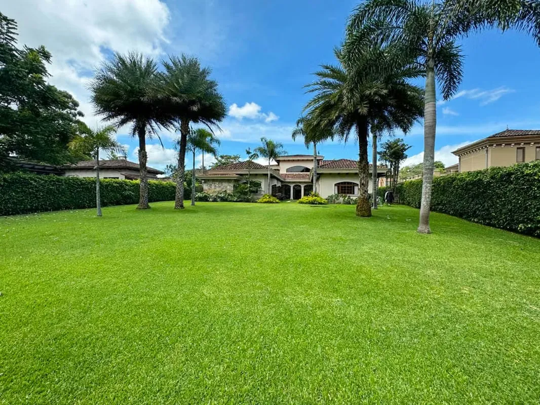 Se vende lujosa y amplia Casa de una planta en Monterán (MA).