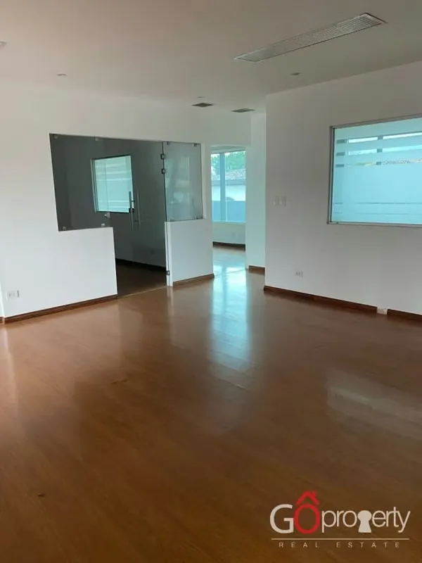 Local comercial versátil: Ideal para cualquier tipo de negocio.