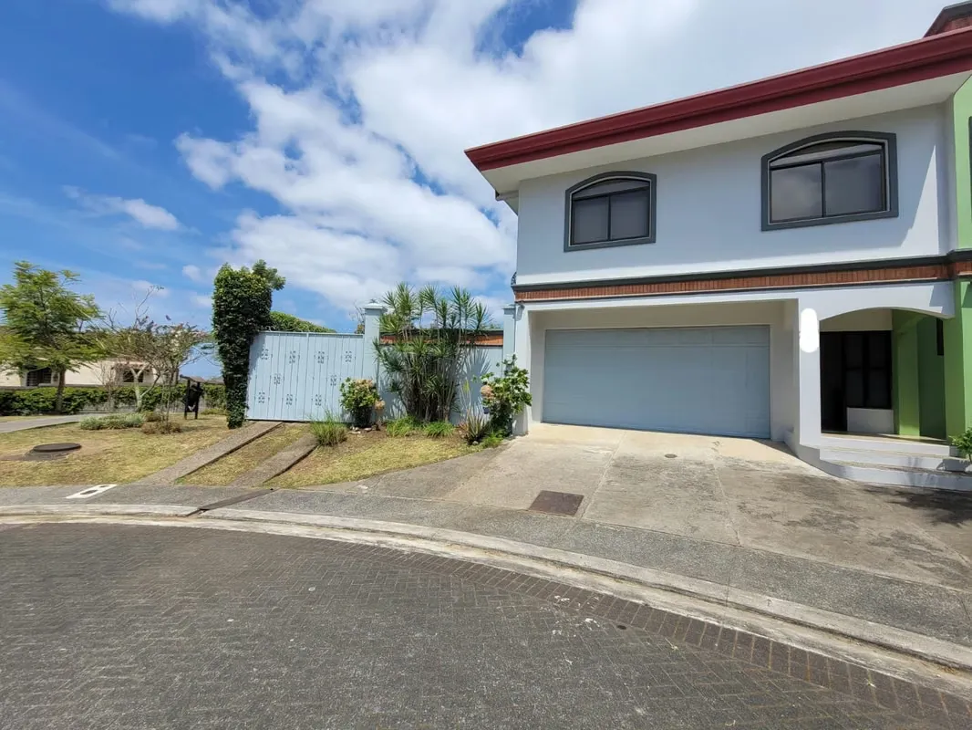 ID 39361 VENTA de hermosa casa en Curridabat. Lomas de Granadilla.