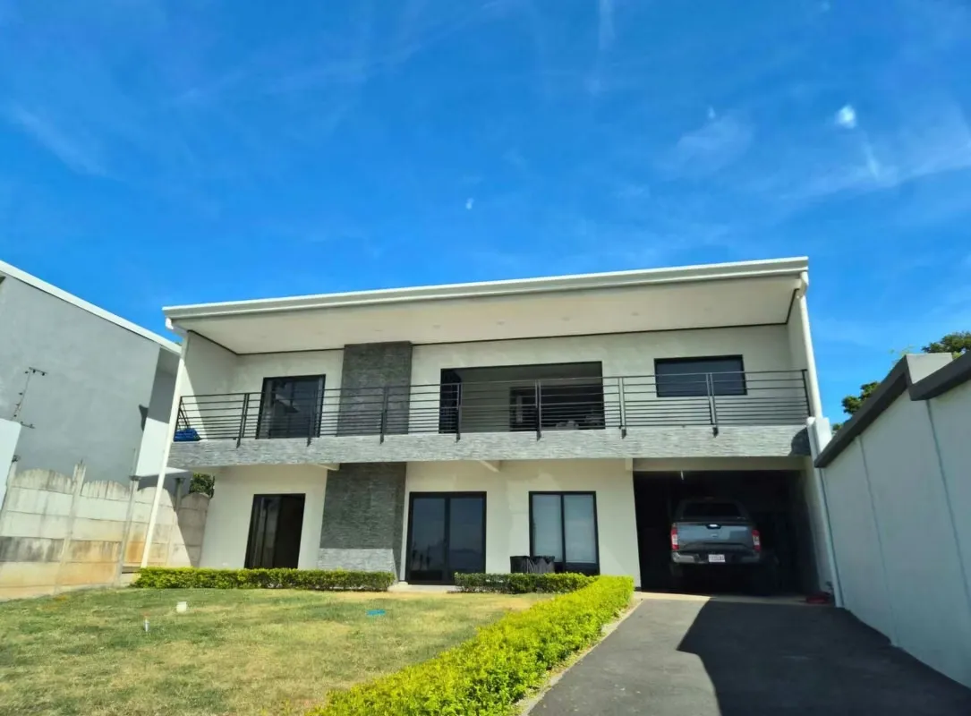 Se vende hermosa propiedad con 2 casas en terreno de 502 m² y 270 m² de construcción ubicada en una tranquila zona residencial en San ...