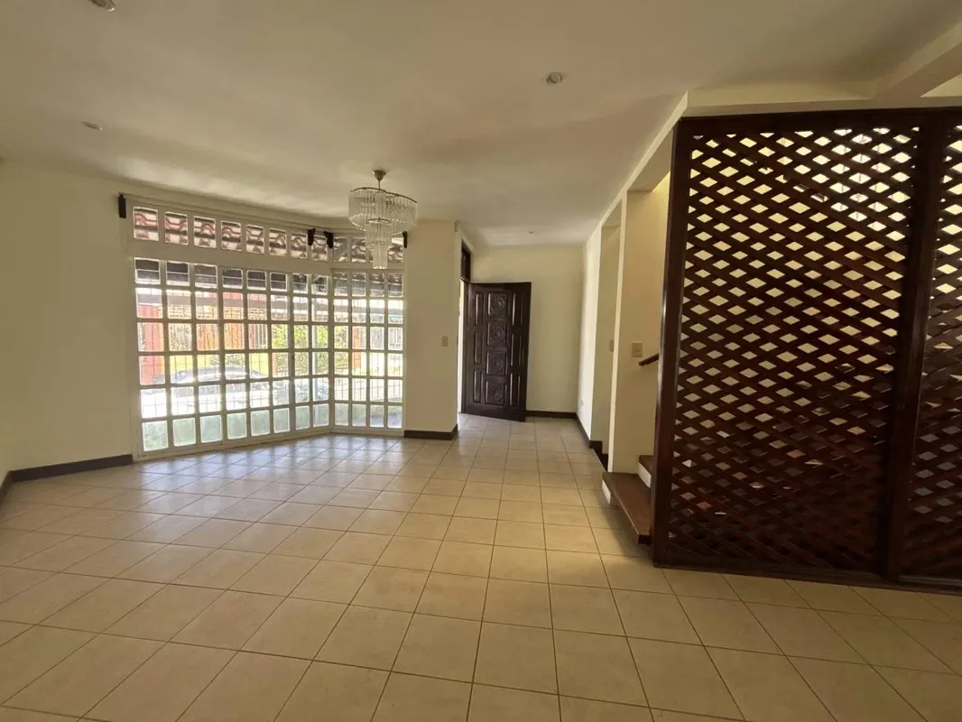Descubra esta hermosa casa ubicada en Santa Lucía de Barba, Heredia, en un entorno seguro y familiar, sin cuota de mantenimiento. Su ubicación privilegiada le permite ...