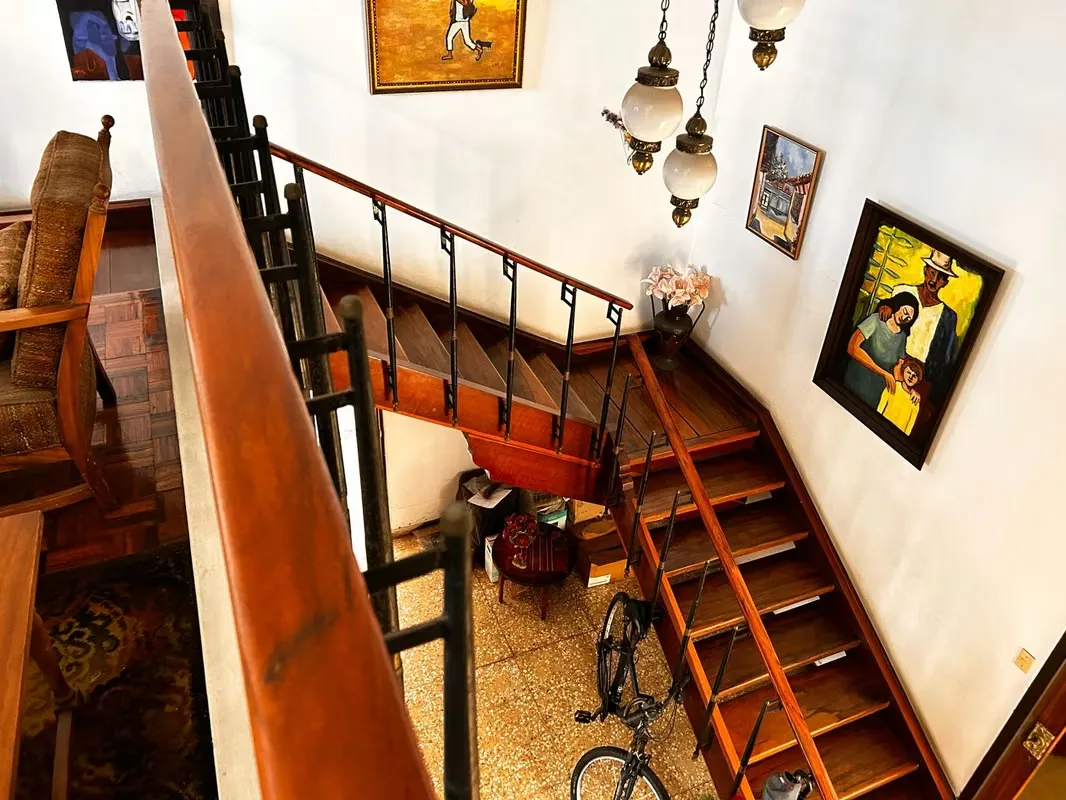 Muy amplia casa para remodelar, la propiedad cuenta con un área recreativa completamente separada de la casa principal, en esta parte tenemos una ...