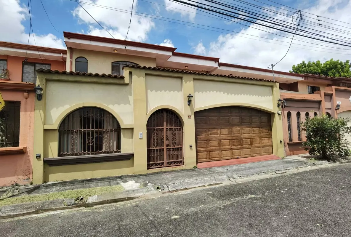 Venta de casa de 2 plantas en Ayarco - Curridabat id 39606
