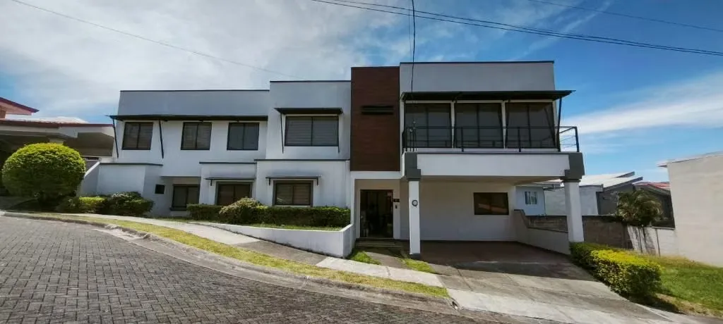Venda casa en Condominio Jardines del Este, a 2 km de Momentun Pinares