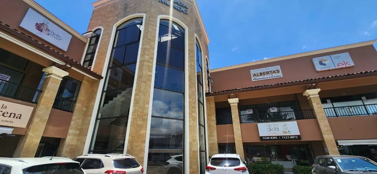 Local comercial en Excelente Ubicación frente a Distrito 4. ID 39694