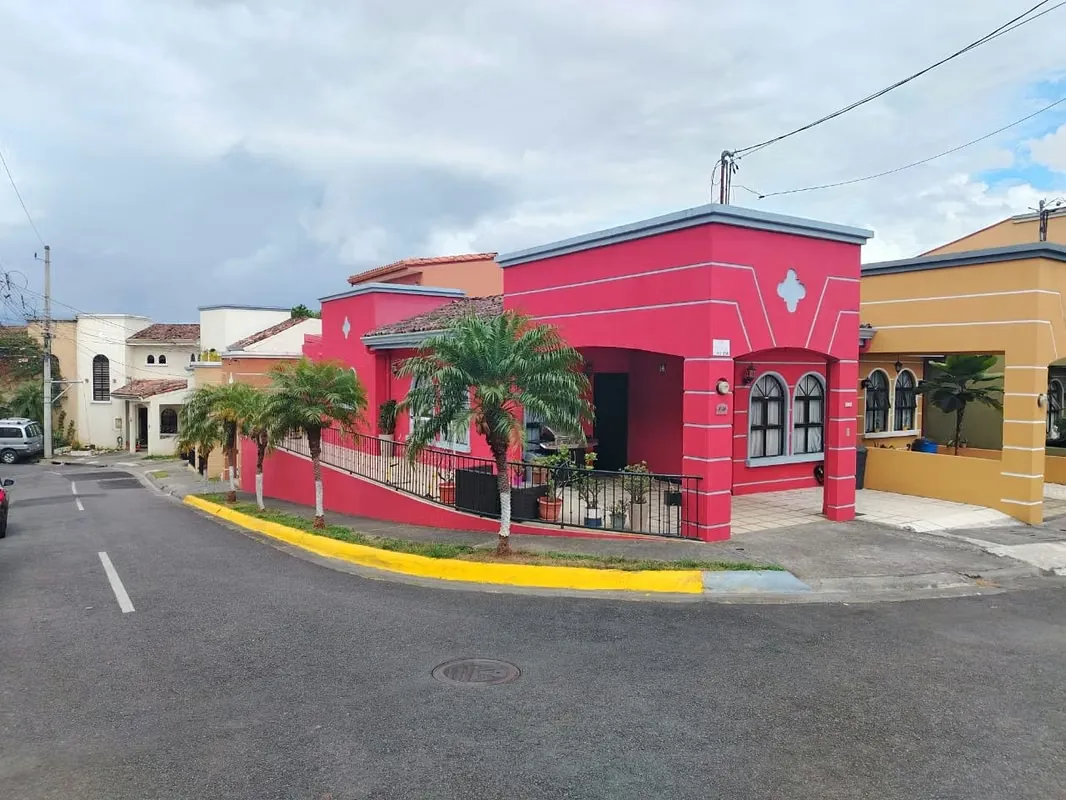En venta casa de una planta en condominio, Alajuelita. P.P