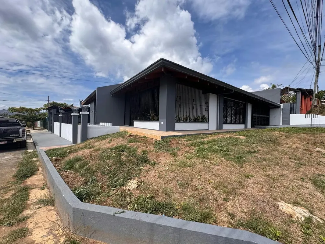 Casa esquinera en venta - Esquipulas, Palmares