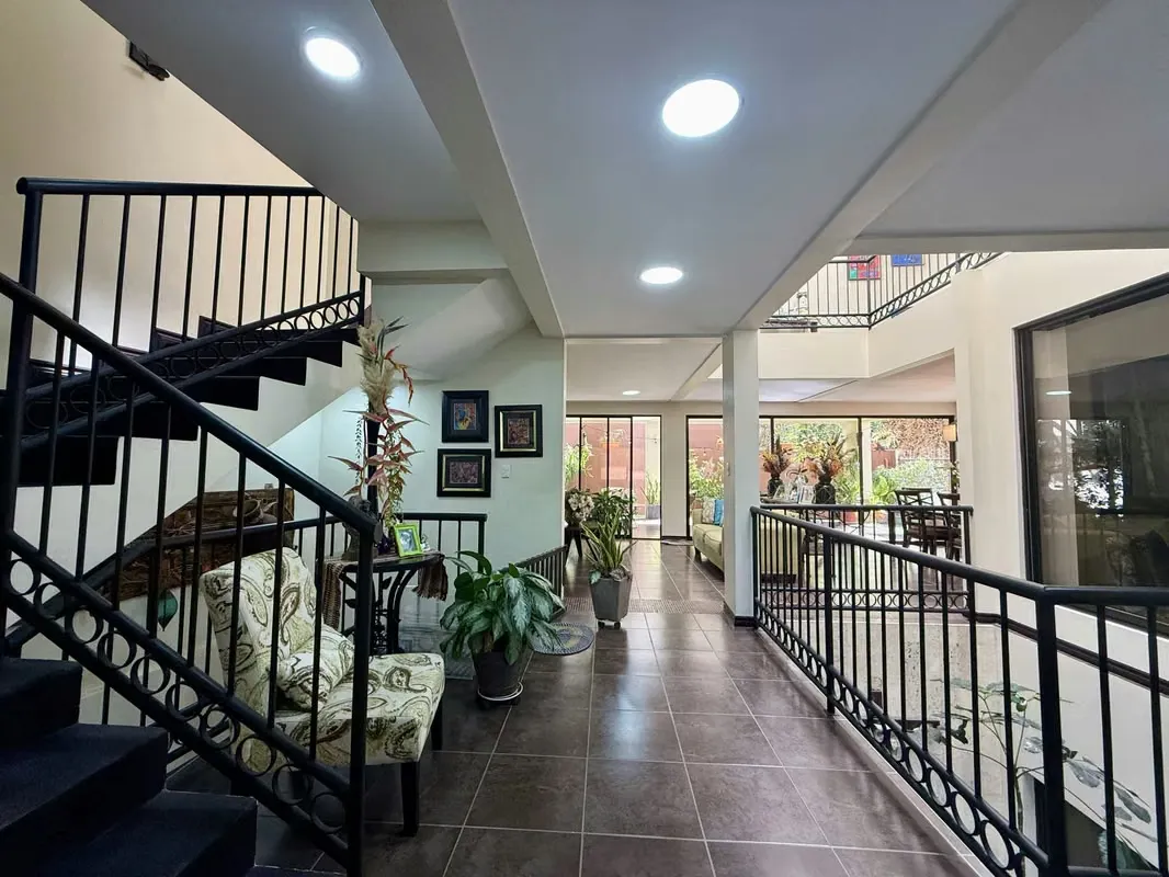 Vive el estilo de vida que mereces en esta espectacular casa ubicada en uno de los ...