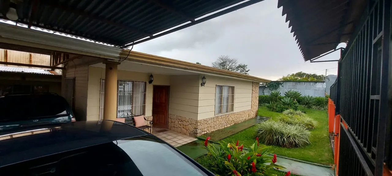 Casa en venta en Naranjo con 4 habitaciones 2 baños oficina y terraza