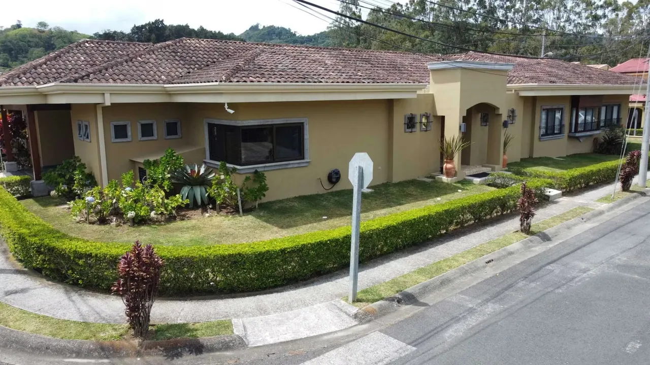 3 dormitorios, 3.5 baños, 1 dormitorio de servicio, 1 oficina, sala, comedor, cocina , ...