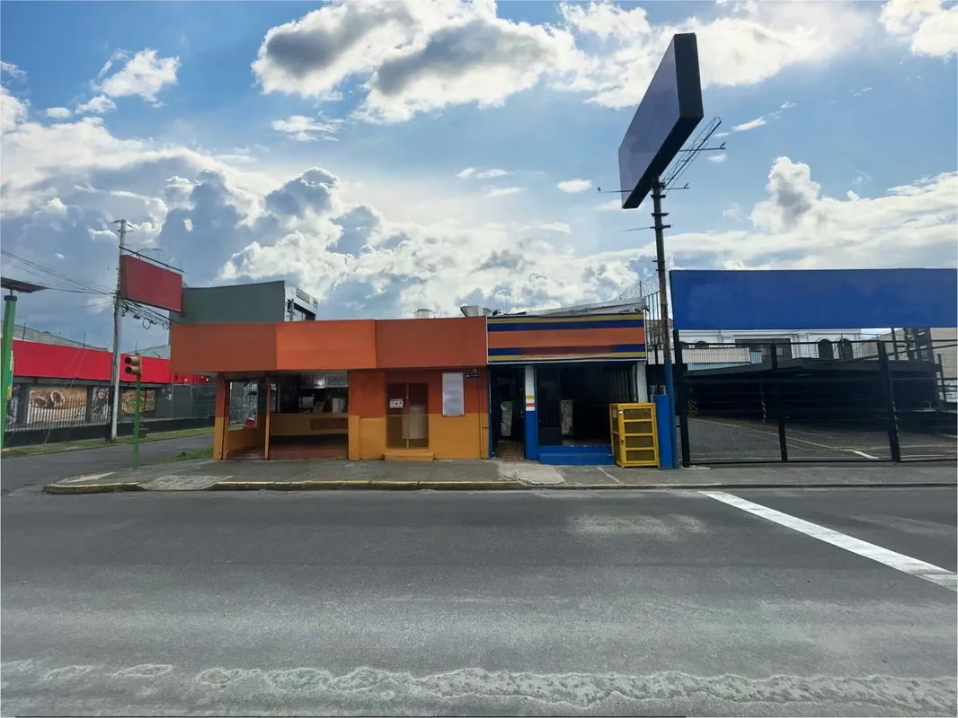VENTA PROPIEDAD CON 2 LOCALES EN SAN PEDRO DE MONTES DE OCA