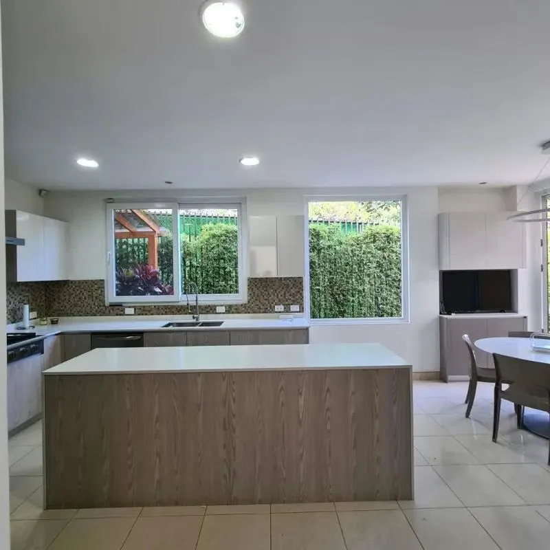 LUJOSA CASA EN ESCAZU