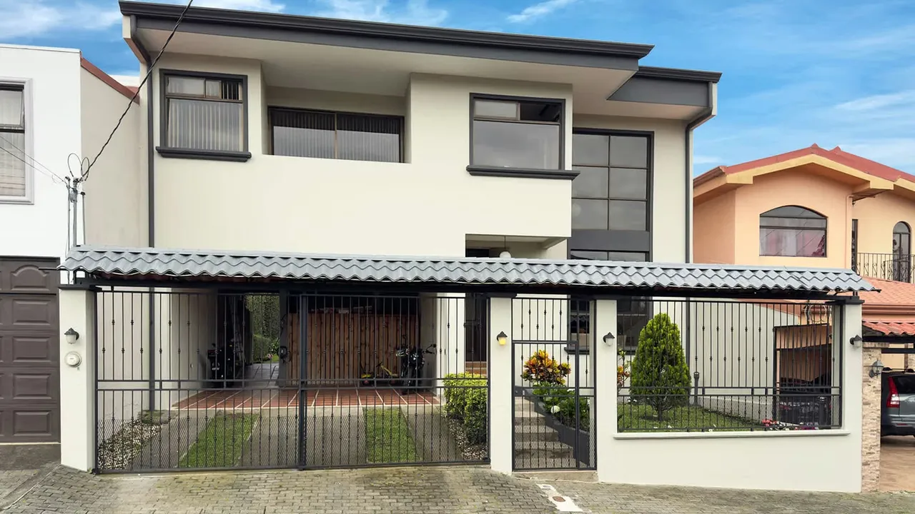 Se vende linda Casa de 2 niveles en Condominio Corinto, Moravia (FE).