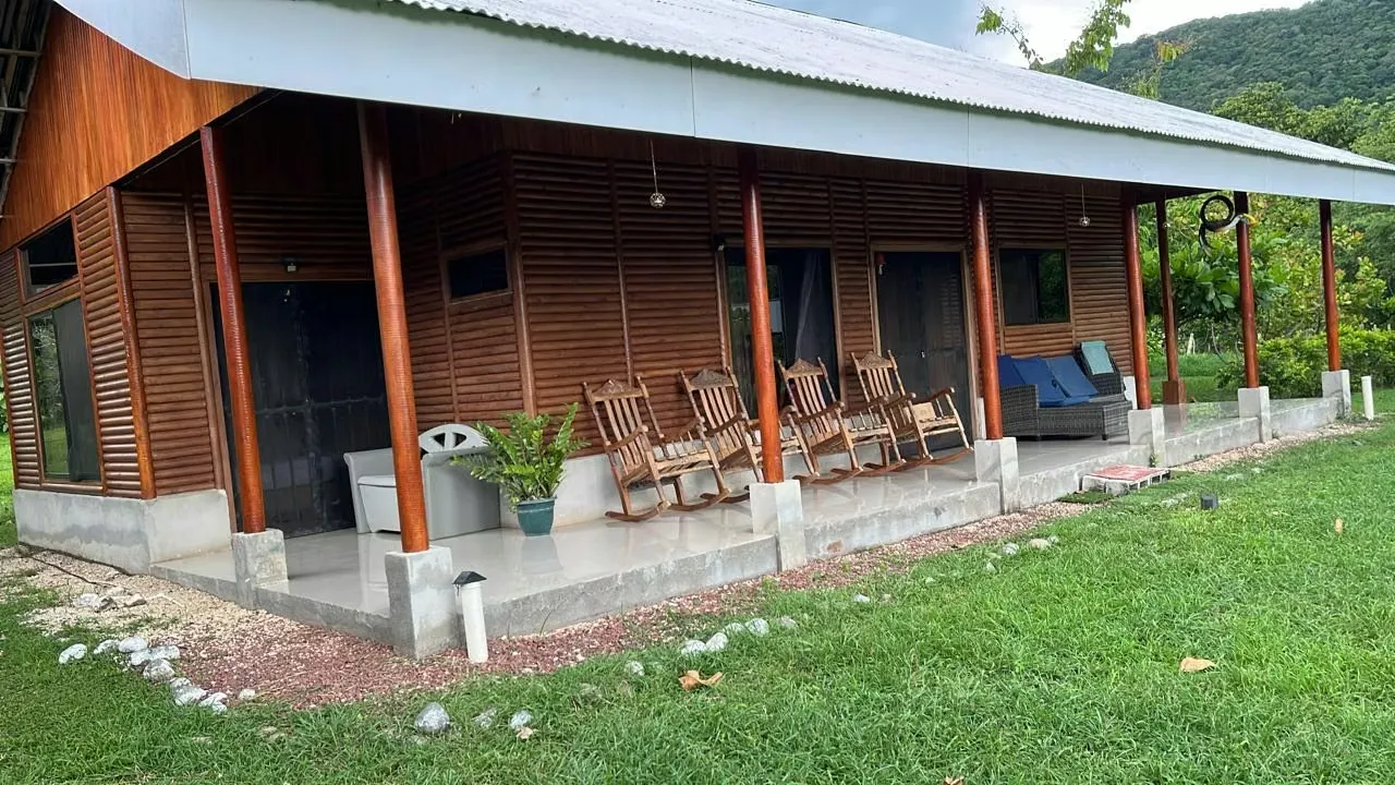  Casa Estilo Cabaña con Piscina y Terreno de 27.800 m² – Quebrada Honda,