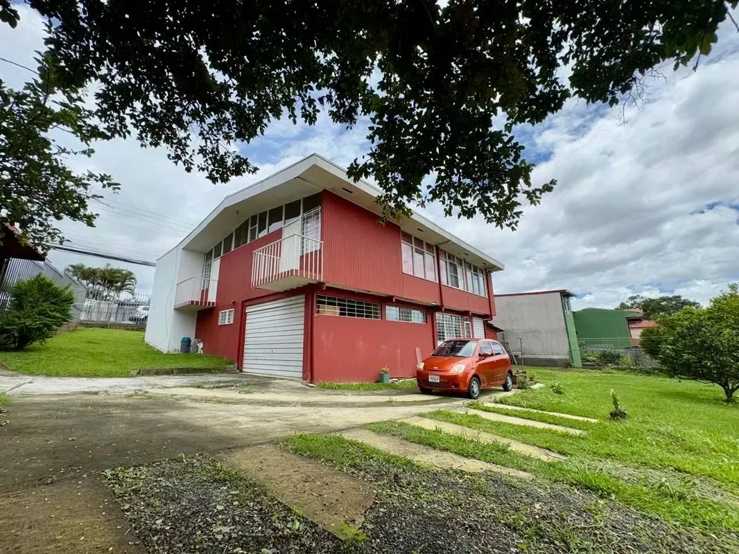 Se Vende Propiedad con 3 apartamentos independientes Uso de Suelo Mixto