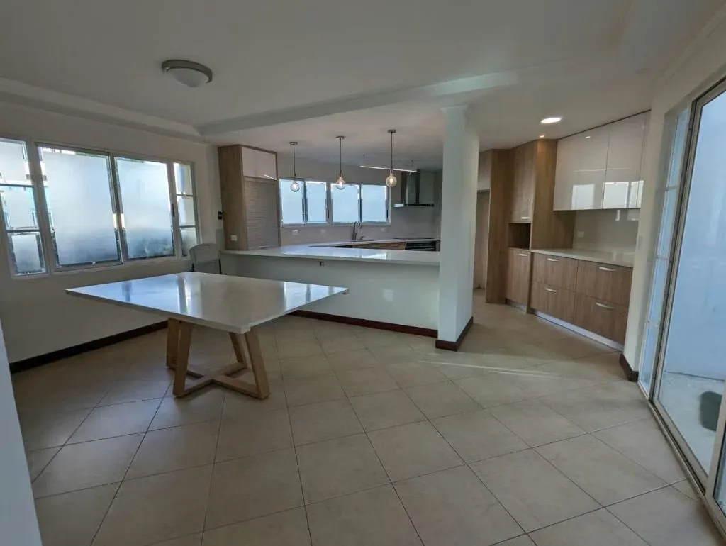 Alquiler de hermosa casa en condominio ubicada en Guachipelín de Escazú.