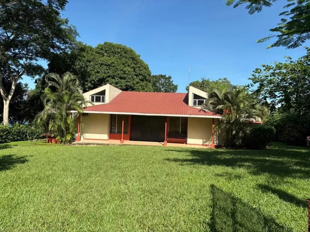 4 dormitorios, 2 baños, sala comedor cocina y corredores, un dormitorio tiene mezanini.