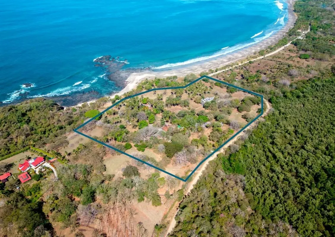 Esta propiedad titulada frente al mar de 12.6 acres (5.1 hectáreas), con 300 metros lineales de frente de playa y ...