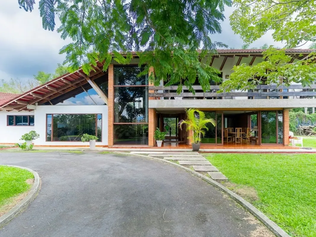 Located in a quiet area near to San José, this charming house offers a retreat surrounded by nature and fruit trees, perfect for ...