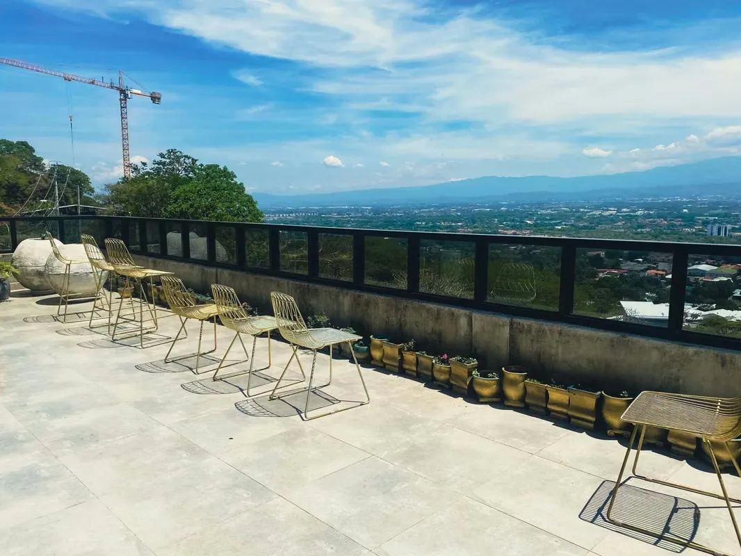 SE ALQUILA EDIFICIO MODERNO EN SANTA ANA