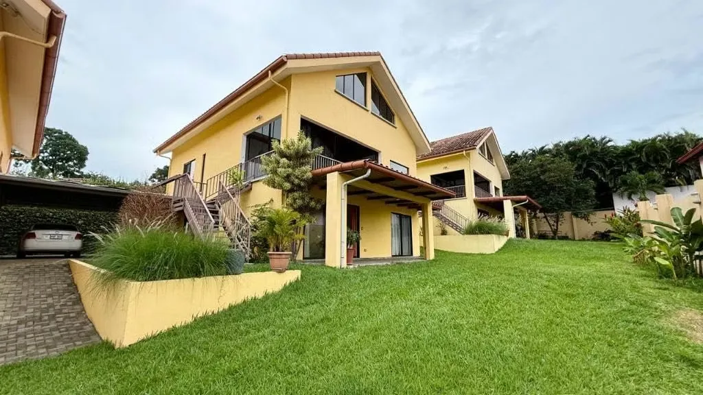 Casa en Belén Cariari con jardines, ideal para casa u oficinas