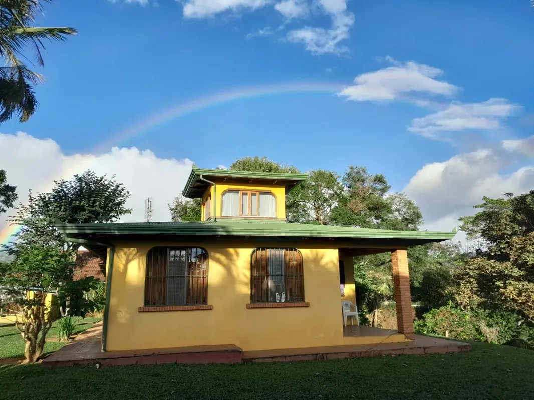 Casa de Ensueño en Poás con Vista al Volcán y Valle Central