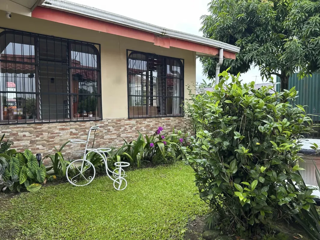 Venta de propiedad con 2 casas en Guápiles
