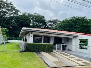 Vendo casa de 3 habitaciones a 5 minutos de playas del coco