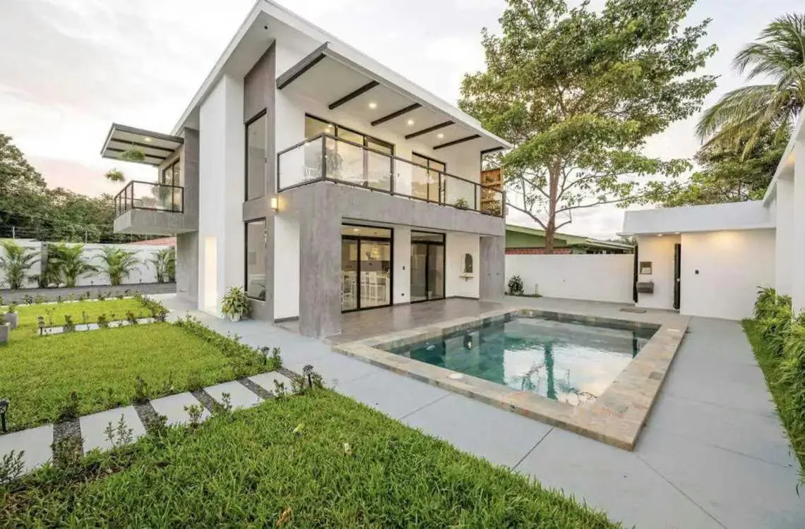 ¿Listo para mejorar tu estilo de vida? Esta impresionante propiedad presume de una arquitectura moderna que combina a la ...