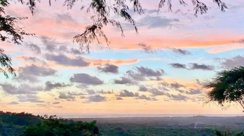 Escape to the beauty of Guanacaste with this exceptional property near Hacienda Pinilla. Boasting an expansive area of 2000m2, this hilltop enclave offers panoramic ocean ...