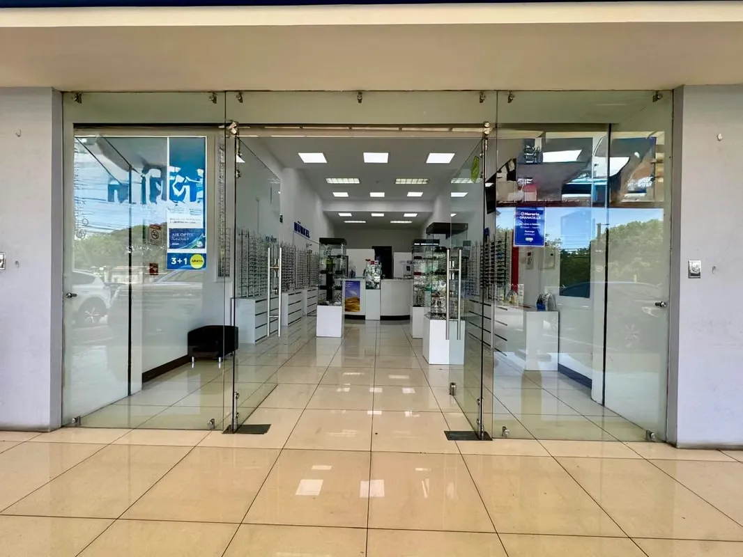 Se alquila amplio local comercial en el Centro Comercial del Barrio