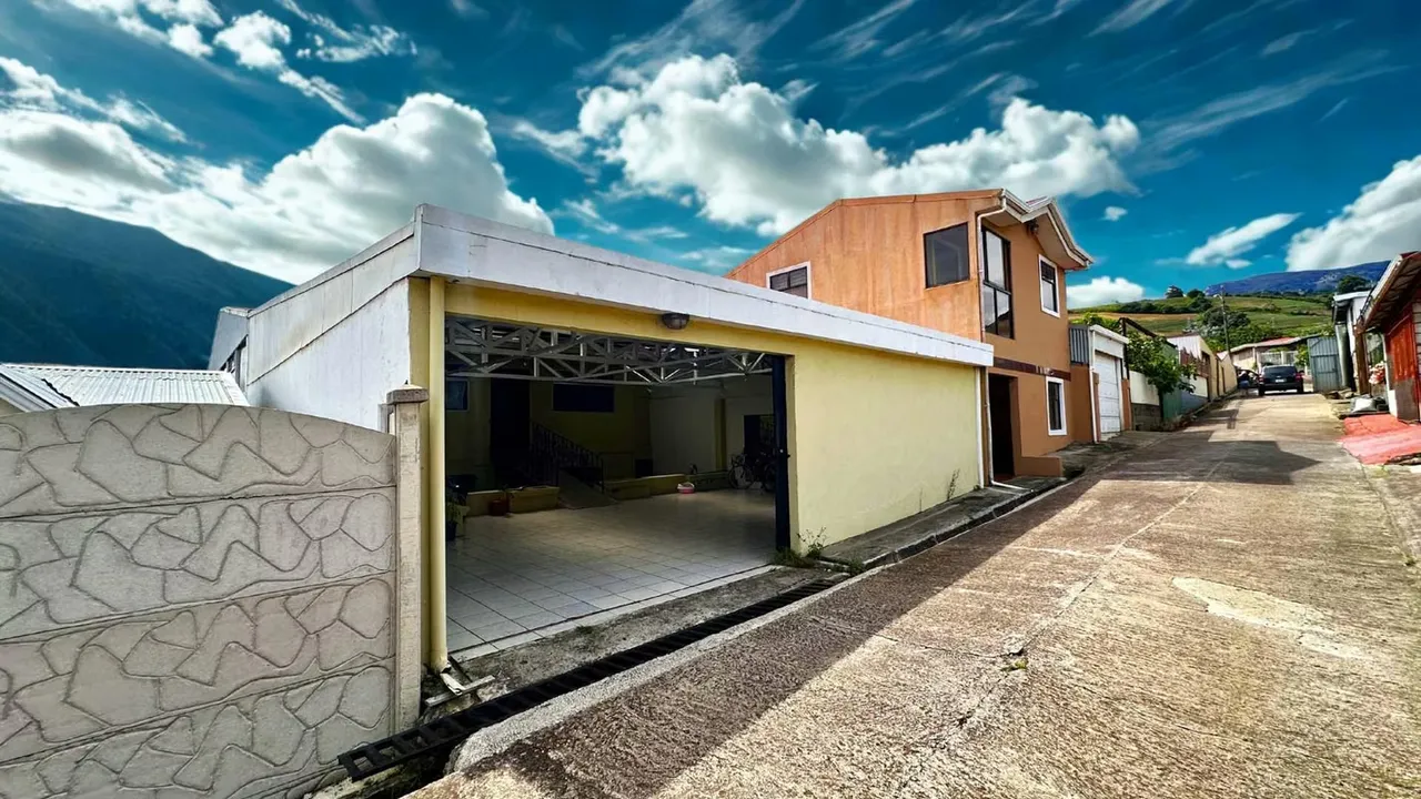 Casa en Venta en Cartago, Tierra Blanca. Amplia  USO COMERCIAL