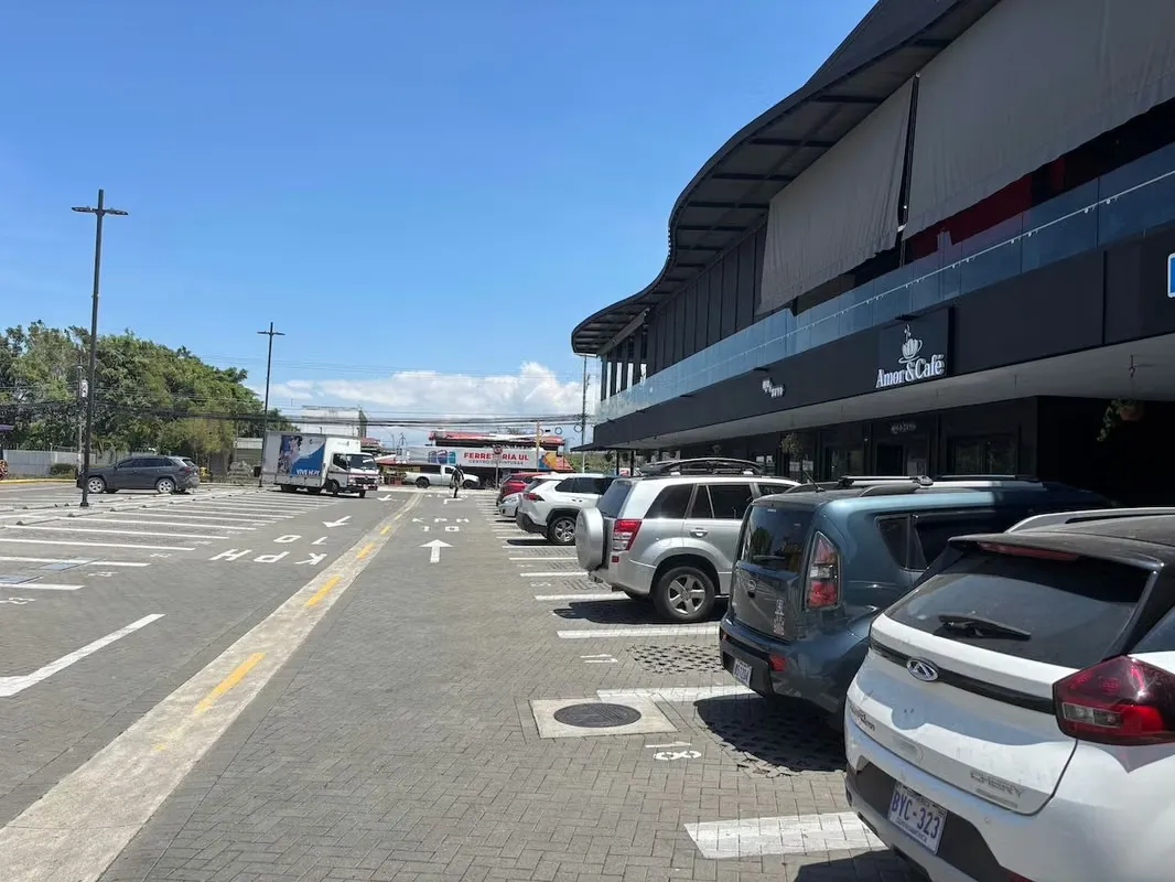 ALQUILER DE LOCALES EN PRIMER PISO - PLAZA COMERCIAL GUACHIPELIN