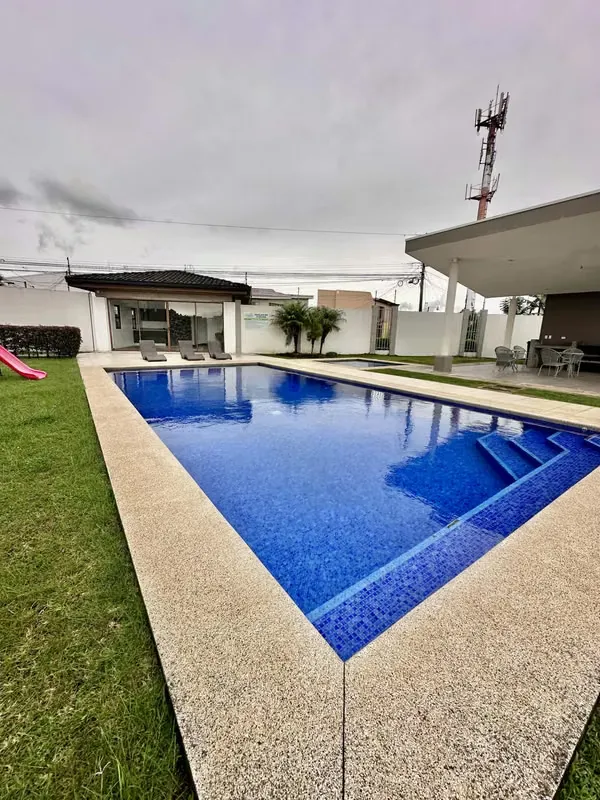 Ubicado en piso alto dentro de una moderna torre, con excelente acceso, lindas vistas y rodeado de naturaleza.