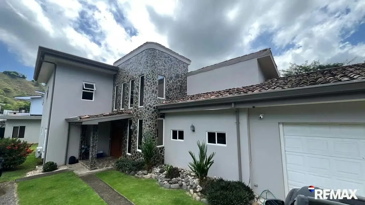 Venta de Casa-Casa Espaciosa y Estudio Independiente