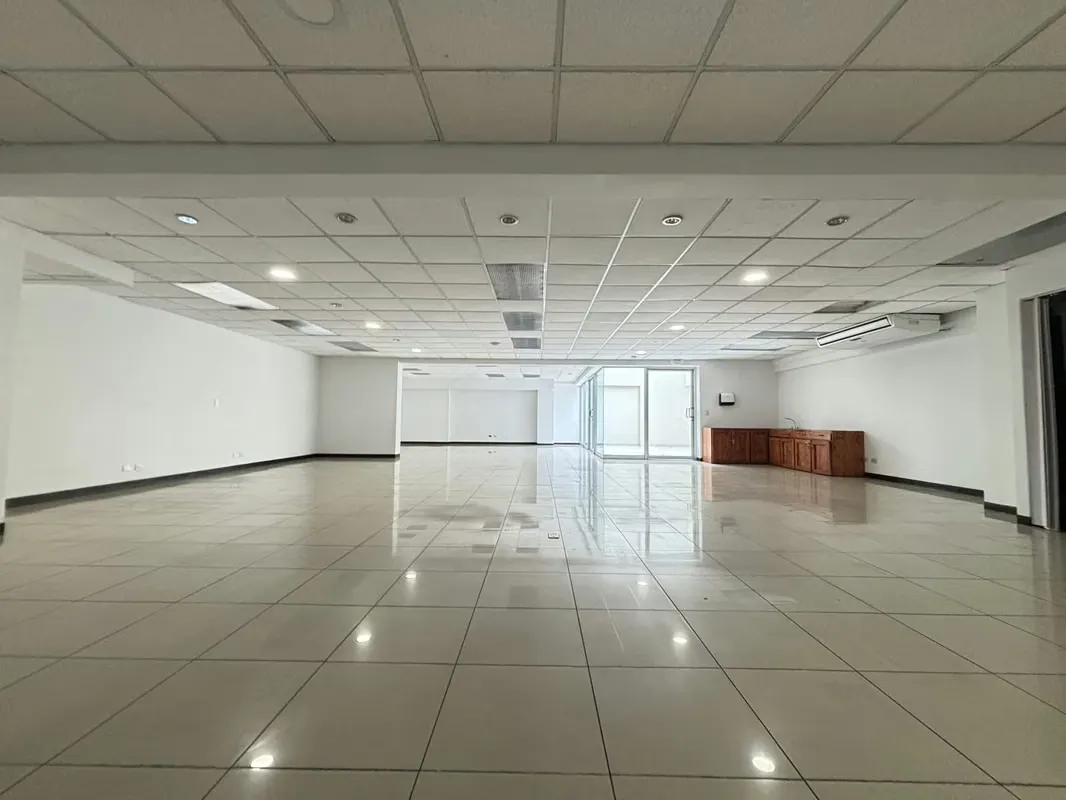 Se alquila amplia oficina en torre Sabana real