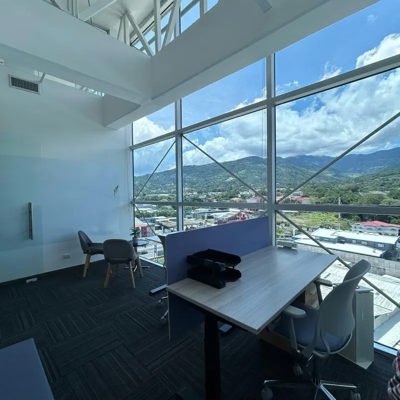 Alquiler de Oficina Premium Amueblada en Santa Ana. ID 40557