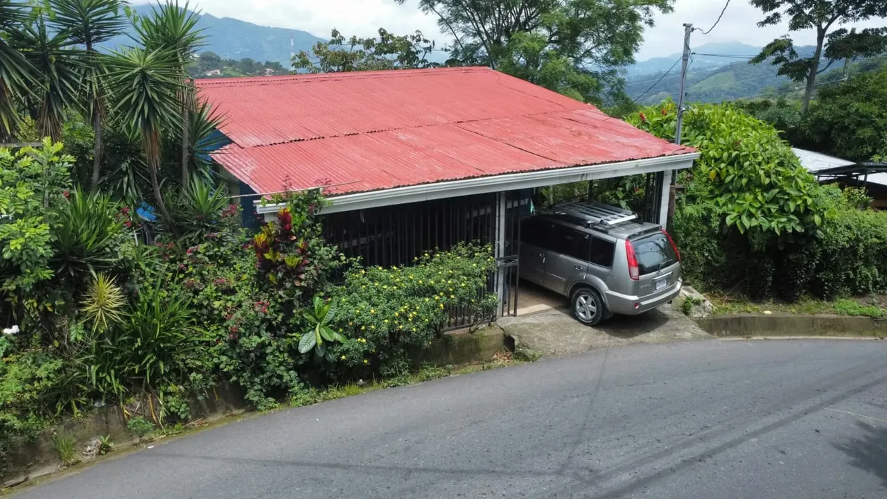 It is sold cozy house located in a quiet area of San Gabriel de Aserrí, ideal for those looking for space, comfort and growth potential.
