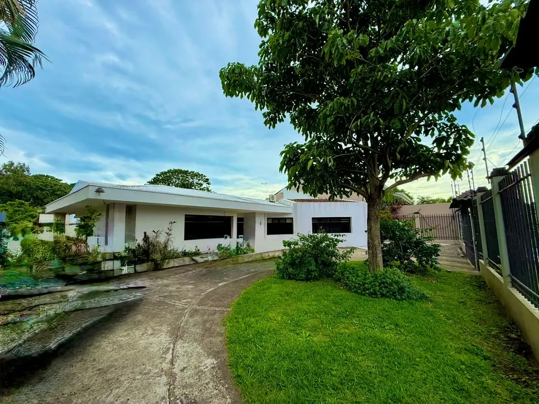 ESCAZU GUACHIPELIN LARGE HOUSE WITH POOL IN RESIDENTIAL