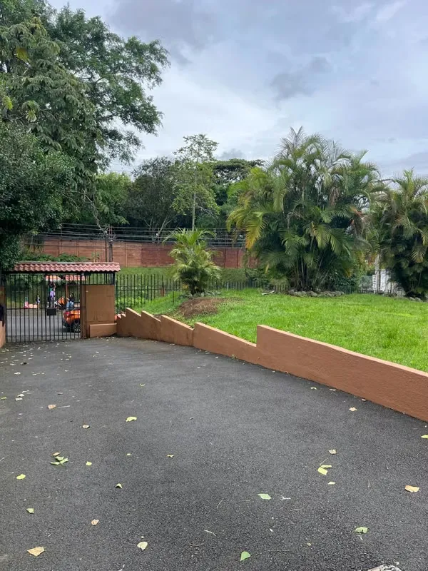 Venta de Lote Uso de Suelo Mixto en Pinares de Curridabat. ID 40516