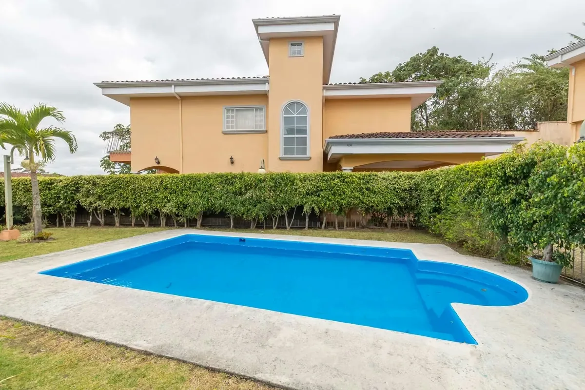 Vendo Casa en Condominio Pinares , Curridabat