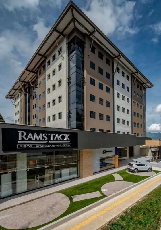 Full Floor Office for Rent – 1,250 m² in Business Center, Pinares, Curri ID5824