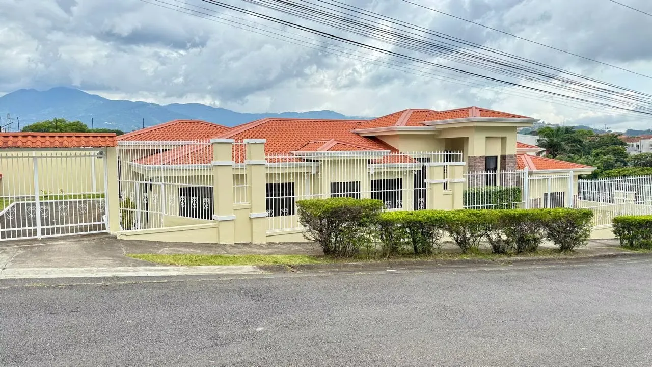 Venta de casa Heredia Belén Cariari - Una Planta con amplio jardín