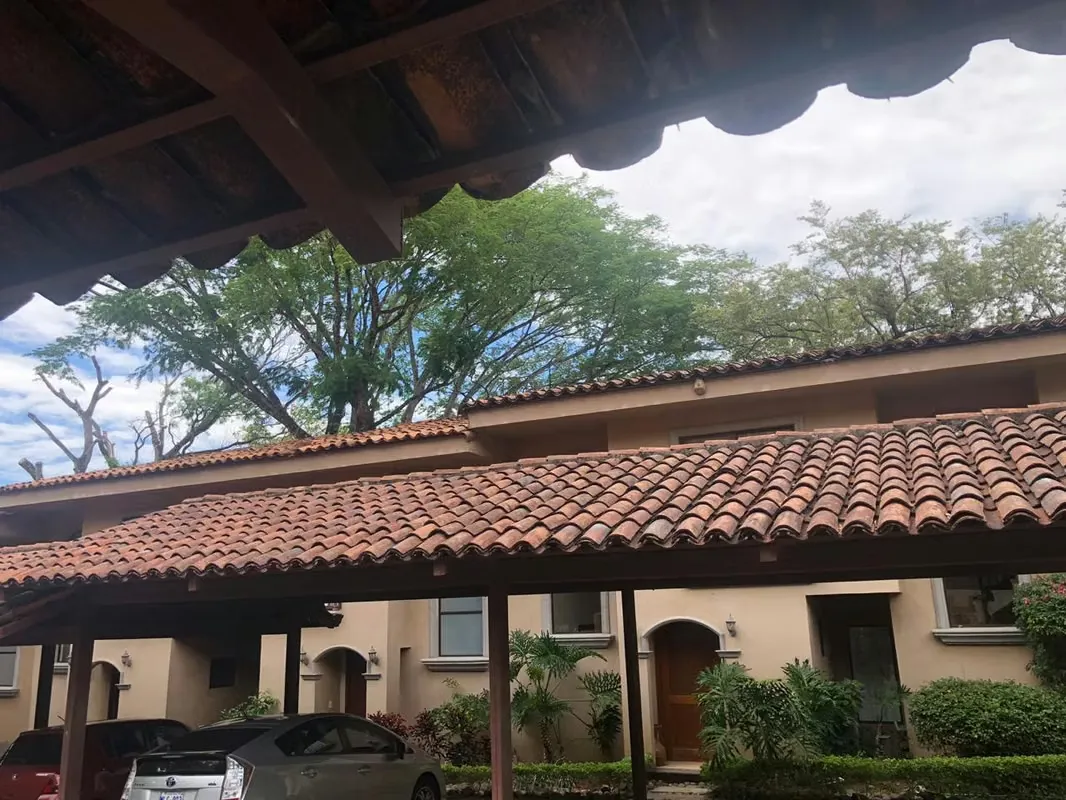 Casa townhouse, terraza, arboles grandes Brasil de Mora precio bajo AQUILADO